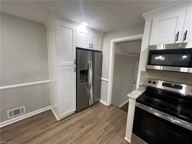 6217 Apple St, Suffolk, VA 23435 - kitchen featuring appliances with stainless steel finishes, light wood finished floors, backsplash, and baseboards