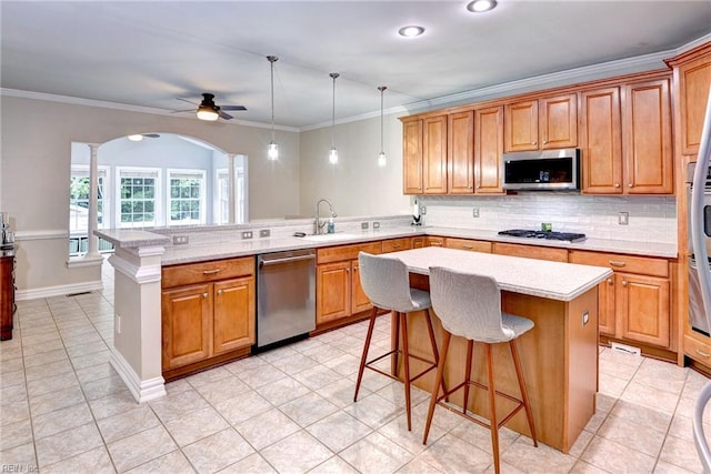 604 Schooner Blvd, Williamsburg, VA 23185 - kitchen with stainless steel appliances, a peninsula, a sink, a ceiling fan, and backsplash