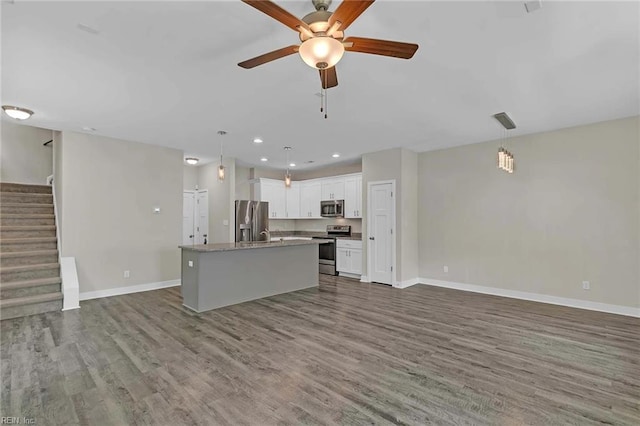 101 Daybeacon St, Yorktown, VA 23692 - unfurnished living room with wood finished floors, baseboards, and recessed lighting