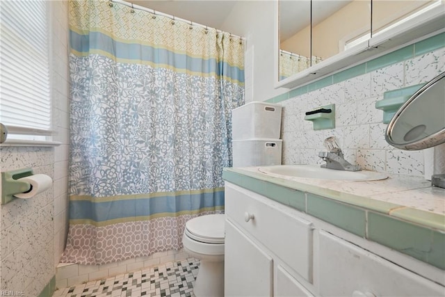 355 Nassau Pl, Hampton, VA 23666 - full bathroom featuring tile walls, toilet, vanity, a shower with shower curtain, and decorative backsplash