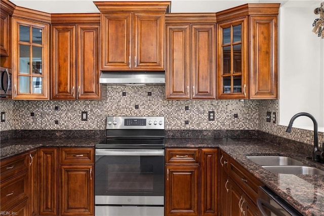 401 Fire Box Ct, Chesapeake, VA 23323 - kitchen featuring stainless steel electric range, under cabinet range hood, a sink, dishwashing machine, and decorative backsplash