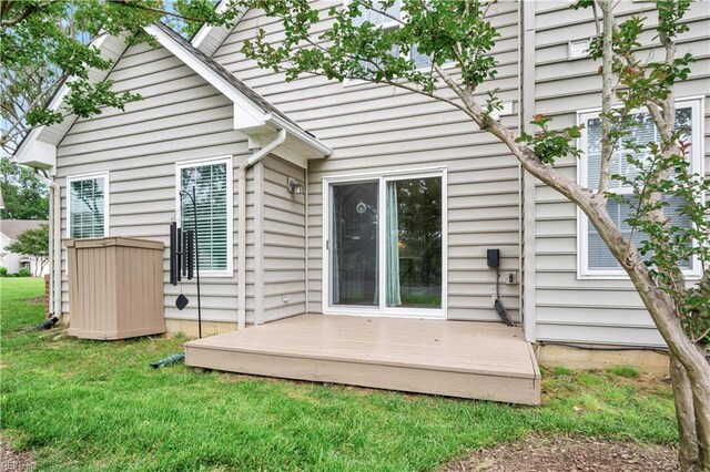 189 Shoal Crk, Williamsburg, VA 23185 - back of property featuring a wooden deck and a lawn