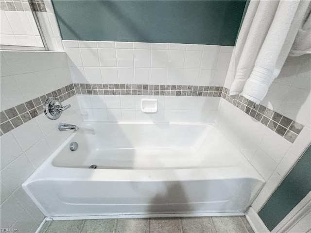 5541 Frog Pond Ln, Virginia Beach, VA 23455 - bathroom featuring a bath
