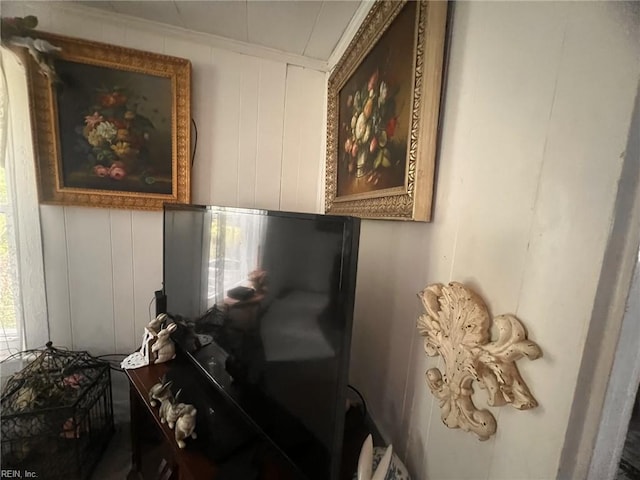 1717 Old Ferry Rd, Hudgins, VA 23076 - detailed view of a decorative wall and crown molding
