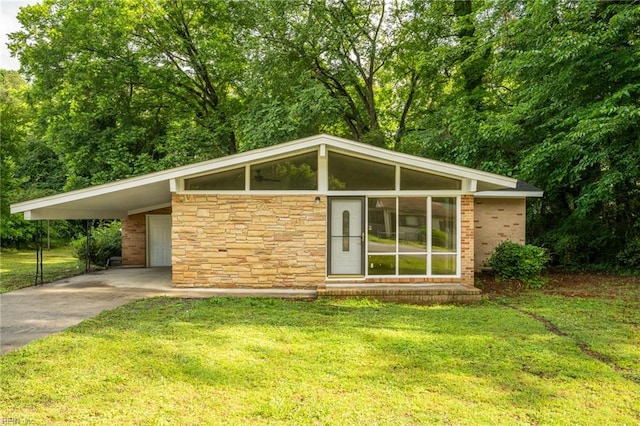 917 Garfield Ave, Suffolk, VA 23434 - mid-century inspired home featuring driveway, a front lawn, stone siding, and a carport