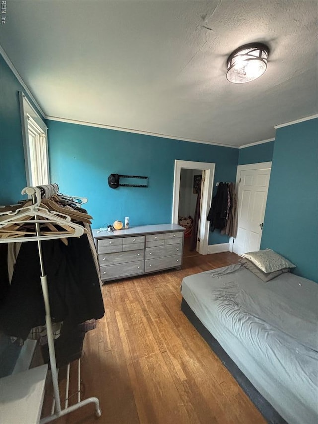 709 Smith St, Suffolk, VA 23434 - bedroom featuring light wood finished floors, crown molding, and a textured ceiling