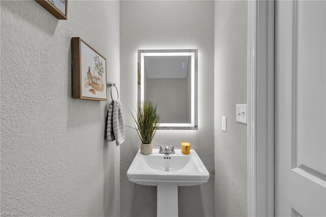505 Osceola Ave, Suffolk, VA 23434 - bathroom with a textured wall