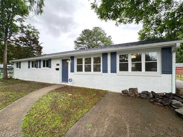 128 Ridgewood Rd, Chesapeake, VA 23325 - ranch-style home featuring brick siding