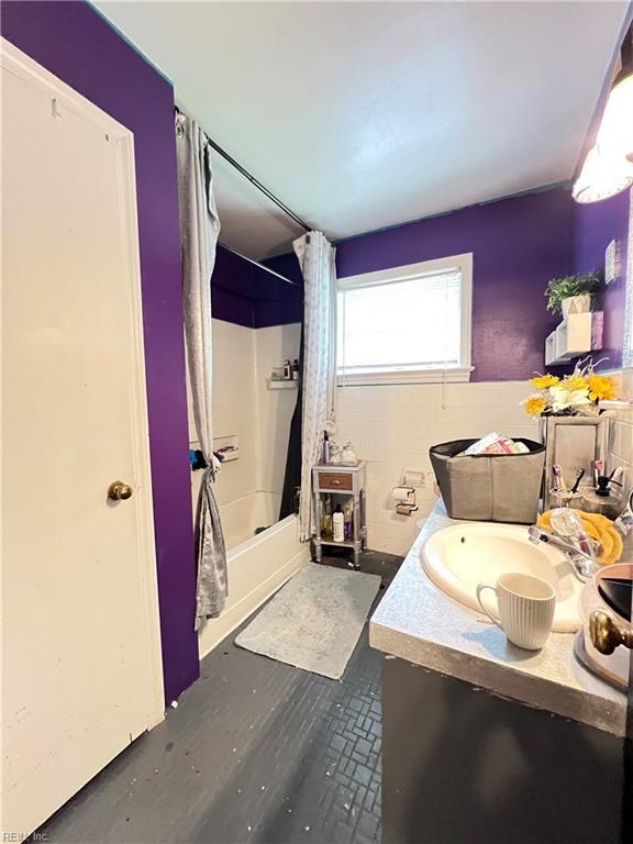 418 Fox Hill Rd, Hampton, VA 23669 - bathroom featuring vanity and shower / bath combo