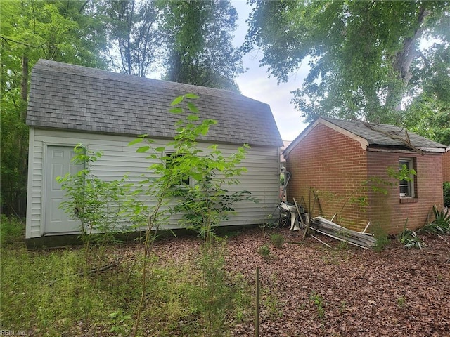 72 Cline Dr, Hampton, VA 23666 - view of side of home featuring a shingled roof and a gambrel roof