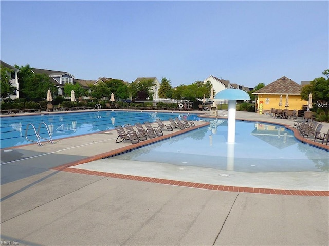 521 Simpson Ln, Chesapeake, VA 23323 - community pool with a patio