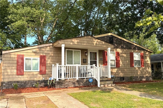 138 Ransone St, Hampton, VA 23669 - bungalow with crawl space, covered porch, and a front yard