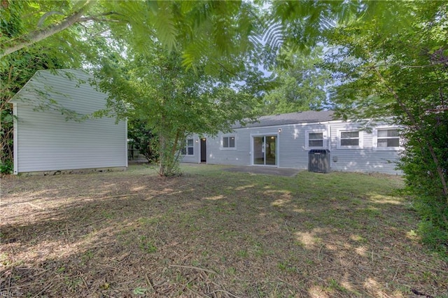 3096 Kenelm Dr, Chesapeake, VA 23323 - back of house with a lawn