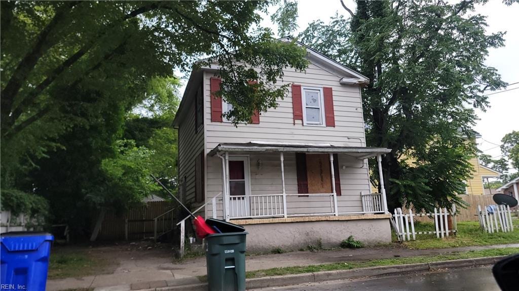 708 Lancaster St, Norfolk, VA 23523 - view of front facade featuring covered porch and a fenced front yard