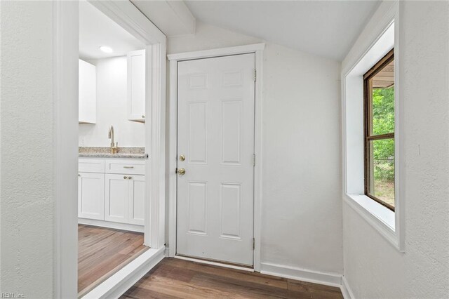 436 Smiley Rd, Hampton, VA 23663 - entryway featuring bar with sink, dark wood-style floors, vaulted ceiling, and baseboards