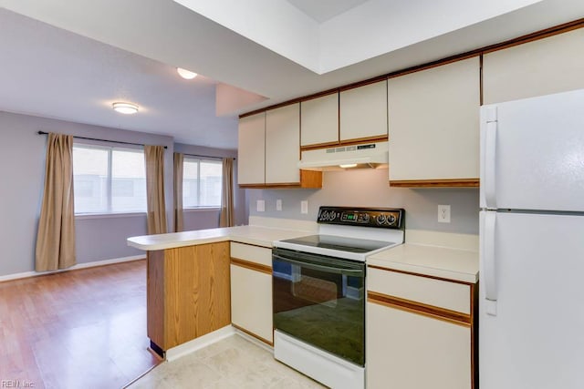 2922 Lyme Regis Quay Quay, Virginia Beach, VA 23452 - kitchen featuring freestanding refrigerator, under cabinet range hood, range with electric stovetop, a peninsula, and light countertops