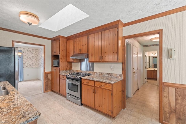 1118 Patrick Ln, Newport News, VA 23608 - kitchen with stainless steel appliances, wallpapered walls, wainscoting, under cabinet range hood, and ornamental molding