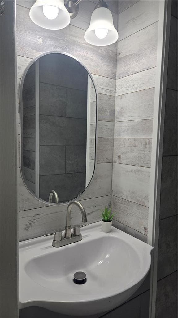 5604 Pontiac Rd, Virginia Beach, VA 23462 - bathroom featuring vanity
