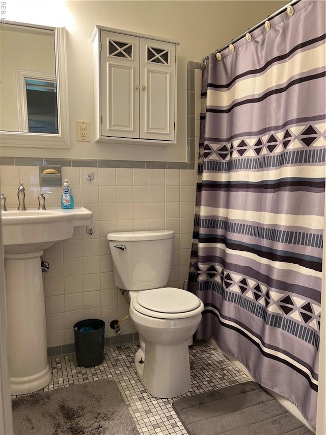 432 Crescent Dr, Franklin, VA 23851 - full bathroom featuring toilet, tile patterned floors, tile walls, a wainscoted wall, and a shower with curtain