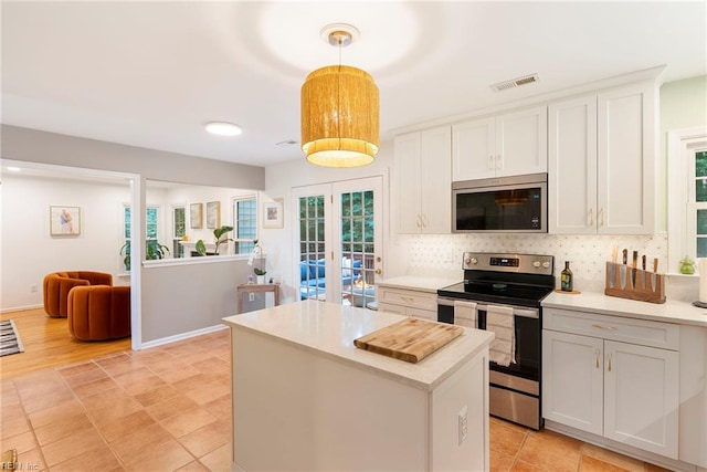 3017 Cedar Run, Williamsburg, VA 23185 - kitchen featuring stainless steel appliances, decorative backsplash, light countertops, and a kitchen island