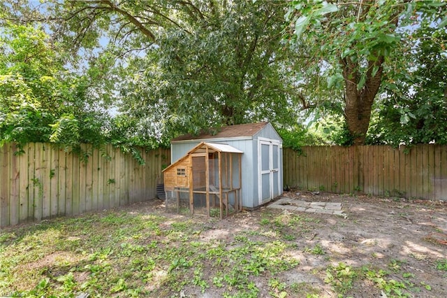 2811 Mapleton Ave, Norfolk, VA 23504 - view of poultry coop featuring a fenced backyard
