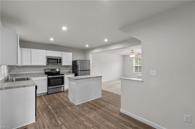 1102 Lakeview Cv, Smithfield, VA 23430 - kitchen featuring appliances with stainless steel finishes, a sink, baseboards, a center island, and light countertops