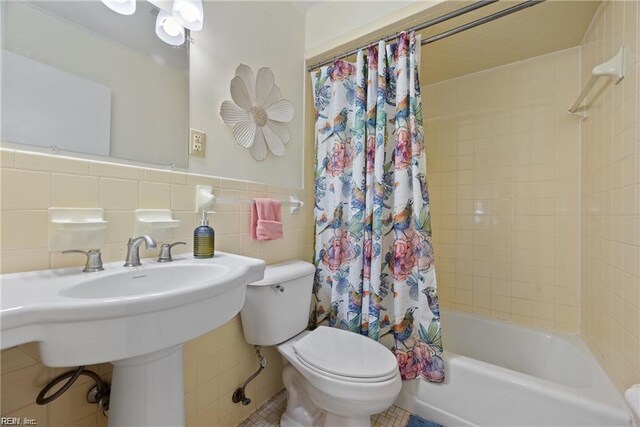 423 Cedar Dr, Hampton, VA 23669 - full bath featuring toilet, shower / bathtub combination with curtain, and tile walls