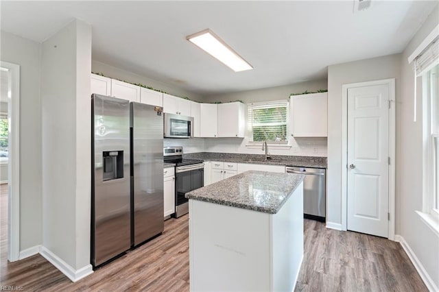 230 Abingdon Cir, Suffolk, VA 23434 - kitchen with appliances with stainless steel finishes, a sink, and light wood-type flooring