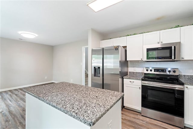 230 Abingdon Cir, Suffolk, VA 23434 - kitchen with appliances with stainless steel finishes, light wood-type flooring, light stone countertops, and a kitchen island