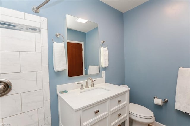 327 Brightwood Ave, Hampton, VA 23661 - bathroom with tiled shower, toilet, vanity, and baseboards