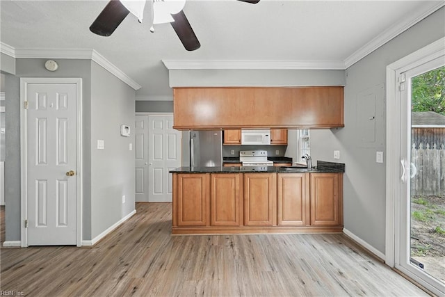 915 Spinnaker Ct, Chesapeake, VA 23320 - kitchen featuring white appliances, a sink, a peninsula, light wood-style flooring, and ceiling fan