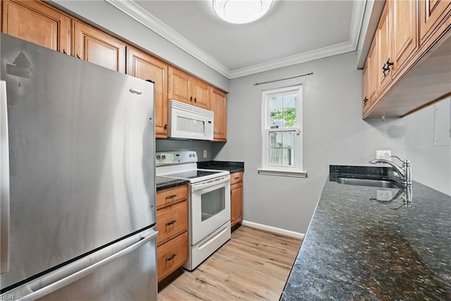 915 Spinnaker Ct, Chesapeake, VA 23320 - kitchen featuring white appliances, ornamental molding, a sink, light wood-style floors, and baseboards