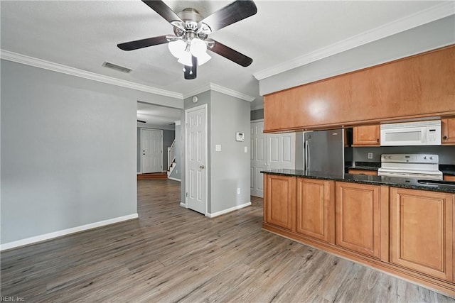 915 Spinnaker Ct, Chesapeake, VA 23320 - kitchen featuring white appliances, wood finished floors, crown molding, baseboards, and ceiling fan
