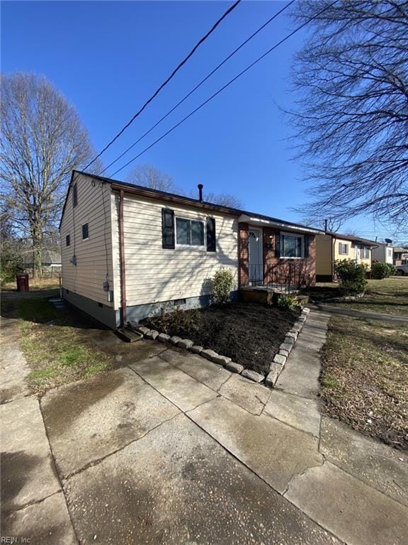 711 Vellines Ave, Chesapeake, VA 23324 - view of front facade with crawl space