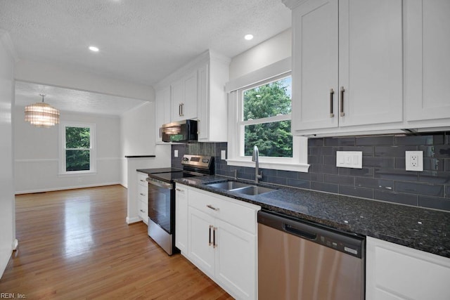 105 Londonderry Ln, Williamsburg, VA 23188 - kitchen featuring stainless steel appliances, a sink, a textured ceiling, plenty of natural light, and light wood finished floors