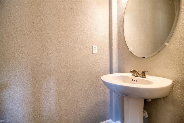 1808 Princeton Ave, Norfolk, VA 23523 - bathroom featuring a textured wall