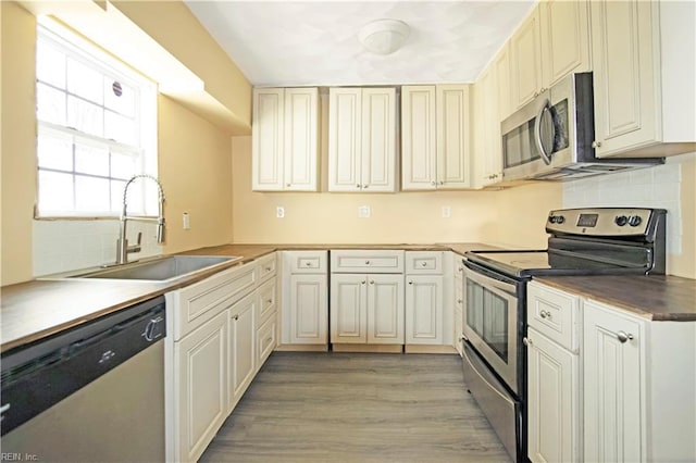 3124 Choctaw Dr, Virginia Beach, VA 23464 - kitchen featuring stainless steel appliances, a sink, light wood-type flooring, and tasteful backsplash