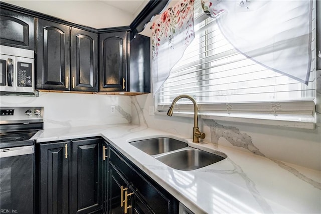 32 Gunter Ct, Hampton, VA 23666 - kitchen featuring stainless steel appliances, a sink, dark cabinets, and light stone countertops