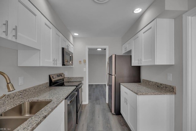 376 Merrimac Trl Unit 113, Williamsburg, VA 23185 - kitchen featuring a sink, appliances with stainless steel finishes, white cabinetry, wood finished floors, and recessed lighting