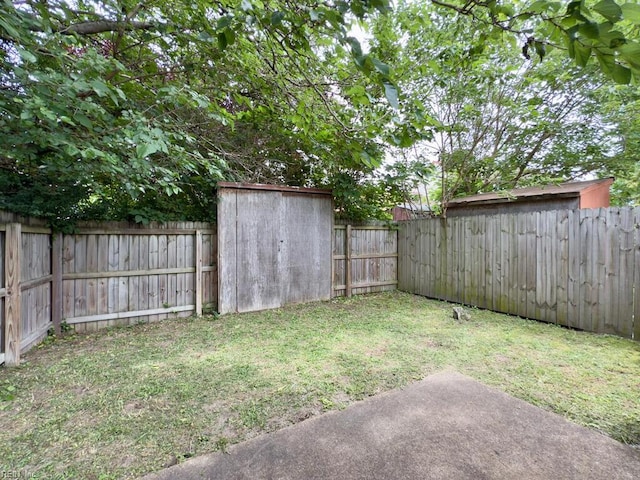 808 Dora Ct, Virginia Beach, VA 23455 - view of yard with a patio area
