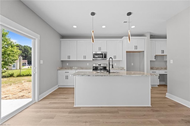 4 Roundtree Cir, Hampton, VA 23661 - kitchen featuring stainless steel appliances, white cabinets, a center island with sink, light wood finished floors, and recessed lighting