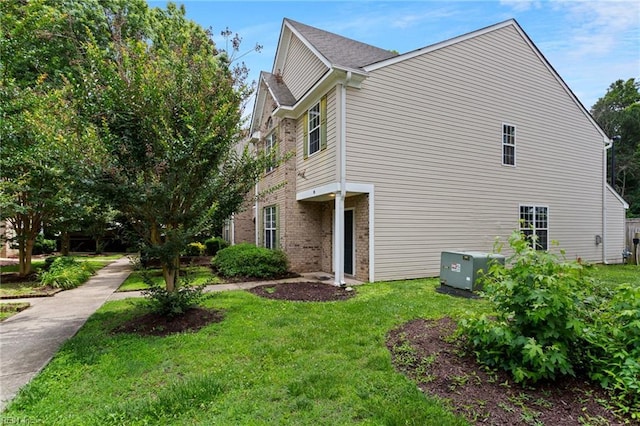 10 Musket Ln, Hampton, VA 23666 - view of side of home with a lawn and brick siding