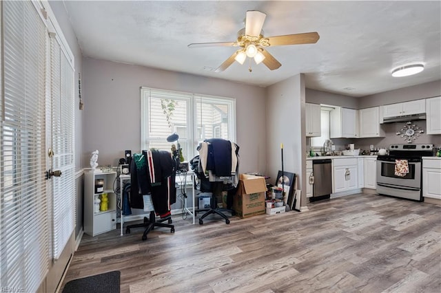 5425 Sweetwater Ct, Virginia Beach, VA 23462 - home office featuring light wood finished floors and ceiling fan