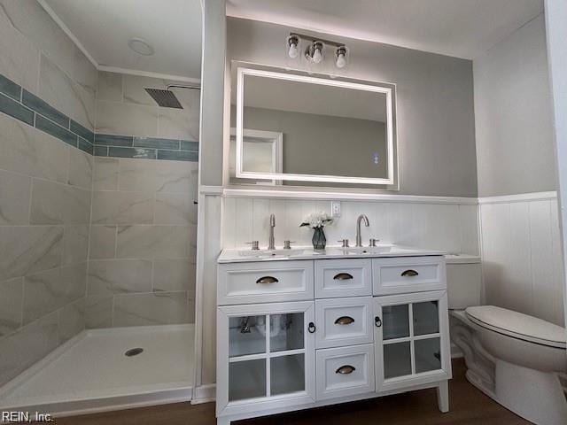913 B St, Virginia Beach, VA 23451 - bathroom featuring tiled shower, toilet, vanity, and wainscoting