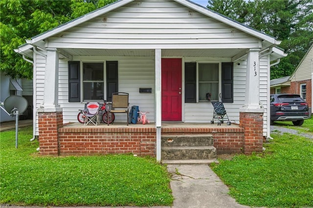 313 Saint James Ave, Suffolk, VA 23434 - bungalow-style house featuring a porch and a front lawn