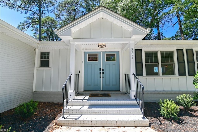 5227 Lake Shores Rd, Virginia Beach, VA 23455 - entrance to property with board and batten siding