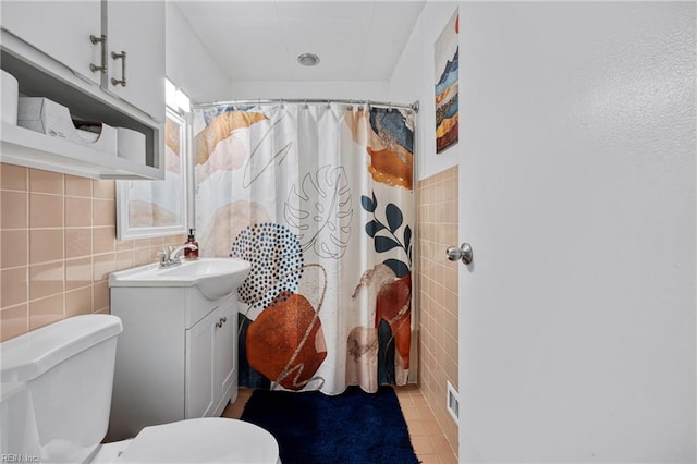 2 Sir Francis Wyatt Pl, Newport News, VA 23606 - full bath featuring tile walls, vanity, tile patterned floors, and a shower with curtain