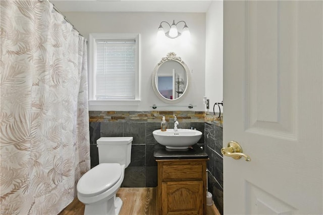418 Rolling Hills Dr, Williamsburg, VA 23185 - full bathroom with tile walls, vanity, a wainscoted wall, and wood finished floors