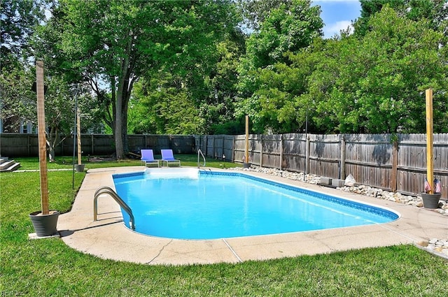 832 Doe Run Dr, Chesapeake, VA 23322 - view of swimming pool with a fenced backyard and view of wooded area