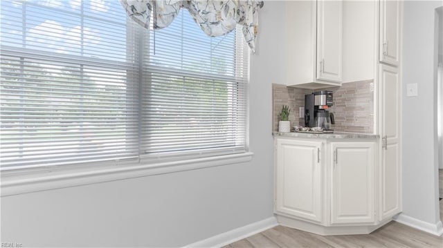 969 Sunnyside Dr, Virginia Beach, VA 23464 - bar featuring decorative backsplash and light wood-style flooring